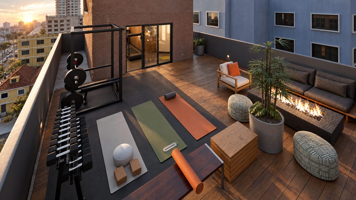 Deck do 2º ático: mesa de fogo com sofá, tapetes de yoga, rack e halteres de musculação