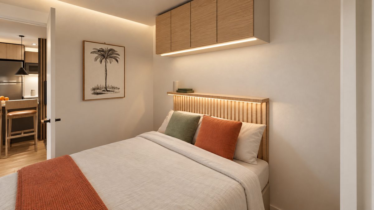 Dormitório do tipo B: cama com cabeceira ripada, almofadas sálvia e terracota, armário aéreo de madeira e quadro de palmeira